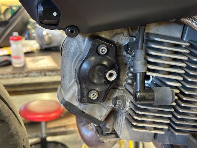 Front cylinder camshaft access cover without their middle button head screws