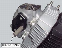 Workshop manual photo showing camshaft locking