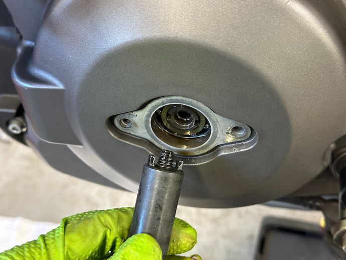 Crankshaft turning tool and corresponding port